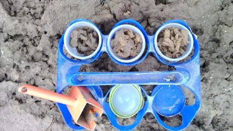 26 entreprises spécialisées et organismes agricoles sont agréés par le ministère pour effectuer des analyses de terre en 2019. (©Vincent Guyot)