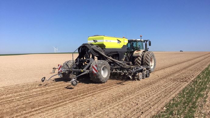 Un semoir Easydrill de 6 mètres au semis de précision d’oeillette en Champagne crayeuse