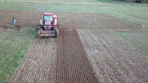L’exploitation agricole qui accueille la plateforme subit une forte pression vulpin avec 1 200 pieds au m² dans les témoins. Un terrain privilégié pour tester l'efficacité de différentes pratiques de désherbage. (©Bayer) L’exploitation agricole qui accueille la plateforme subit une forte pression vulpin avec 1 200 pieds au m² dans les témoins. Un terrain privilégié pour tester l'efficacité de différentes pratiques de désherbage. (©Bayer)