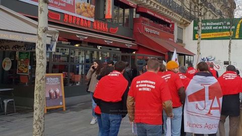 Une dizaine d'éleveurs de bovins viande sont allés manifester à Paris, devant un restaurant Buffalo Grill sur la place de la République, mardi 19 février 2019. (©@Jeunesagri)