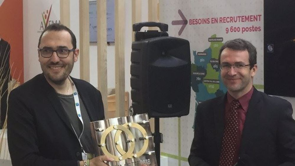 Pierre Prim (à droite), le président du Sedima remet le trophée de Sedimaster 2018 à Roland Lenain (©Rémi Bianchini)