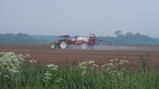 Dans l'Ain, un producteur s'est fait agressé alors qu'il était en train d'opérer un désherbage sur l'une de ses parcelles. (Image d'illustration) (©Terre-net Média) Dans l'Ain, un producteur s'est fait agressé alors qu'il était en train d'opérer un désherbage sur l'une de ses parcelles. (Image d'illustration) (©Terre-net Média)