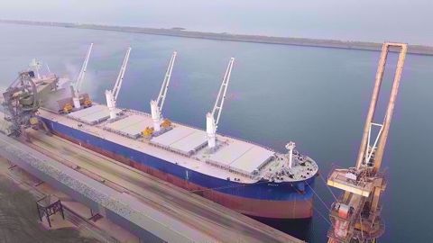 À l'inverse de la France (ici le port de Dunkerque), les accès aux sites portuaires argentins sont difficiles. 10 % des routes seulement sont bitumées. (©Terre-net Média)