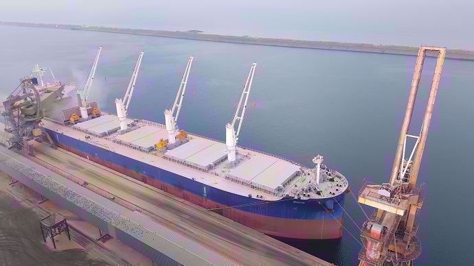 A l'inverse de la France (ici le port de Dunkerque), les accès aux sites portuaires argentins sont difficiles. 10 % des routes seulement sont bitumées.