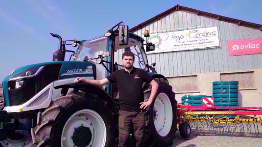 Nicolas Mensen avec son premier tracteur Arbos 5115 (115 ch) en version mécanique à partir de 40 000 euros, sur lequel est attelée une herse étrille de marque APV. Une version Powershift arrivera bientôt chez Négo Cérémat. (©Nathalie Tiers)