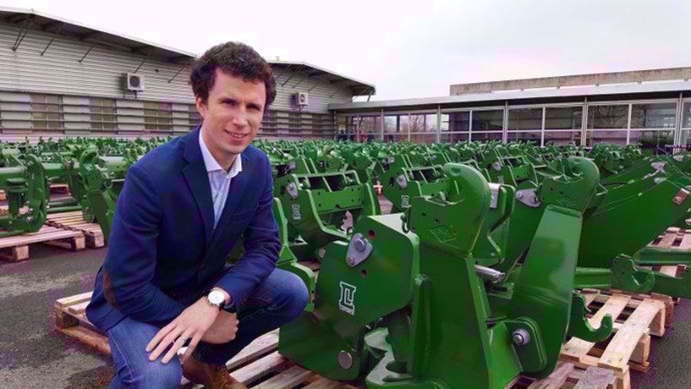 Hervé Defrancq, le directeur général de Laforge devant les relevages avant OEM pour John Deere. (©Terre-net Média)