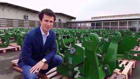 Hervé Defrancq, le directeur général de Laforge devant les relevages avant OEM pour John Deere. (©Terre-net Média) Hervé Defrancq, le directeur général de Laforge devant les relevages avant OEM pour John Deere. (©Terre-net Média)