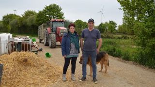Depuis six ans, Didier et Murielle Potiron se battent pour faire reconnaître les préjudices causés à leur élevage par un champ d’éoliennes. (©Cécile Julien) Depuis six ans, Didier et Murielle Potiron se battent pour faire reconnaître les préjudices causés à leur élevage par un champ d’éoliennes. (©Cécile Julien)