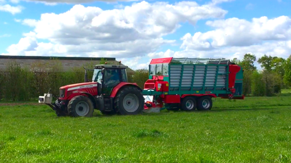 L'autochargeuse Jeulin Erès 550 fauche 2,3 m de large et embarque jusqu'à 42 m<sup>3</sup> d'herbe fraîche. (©Jeulin) L'autochargeuse Jeulin Erès 550 fauche 2,3 m de large et embarque jusqu'à 42 m<sup>3</sup> d'herbe fraîche. (©Jeulin)