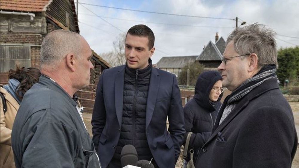 Jordan Bardella, tête de liste du Rassemblement national pour les élections européennes du dimanche 26 mai 2019, sur une exploitation agricole en mars dernier. (©@J_Bardella)