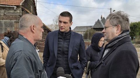 Jordan Bardella, tête de liste du Rassemblement national pour les élections européennes du dimanche 26 mai 2019, sur une exploitation agricole en mars dernier. (©@J_Bardella)