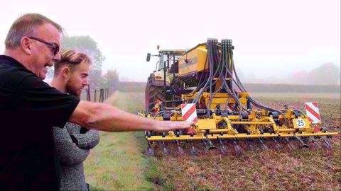 Simon Revell, à gauche de la photo, lors d’une session de formation au siège de Claydon, à Wichambrook, dans le Suffolk, au nord-est de l’Angleterre. (©Claydon)