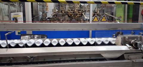 Difficile d'imaginer que les bouteilles créées étaient de base du plastique liquide qu'on a coulé, chauffé et gonflé dans un moule.