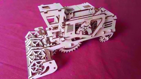 Ugears propose une moissonneuse-batteuse en bois avec un moteur à friction par élastique à monter soi-même. (©Terre-net Média )