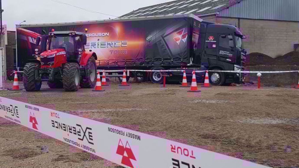 Le convoi du MF eXperience Tour 2019 regroupe trois poids lourds qui transportent les structures. (©Terre-net Média)