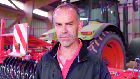 Philippe Sauvé, membre du groupe 30 000 « Désherbage mécanique » de la Cuma : « en semis direct, la houe rotative n’a pas d’effet râteau avec les débris végétaux comme la herse étrille. » (©Nathalie Tiers)