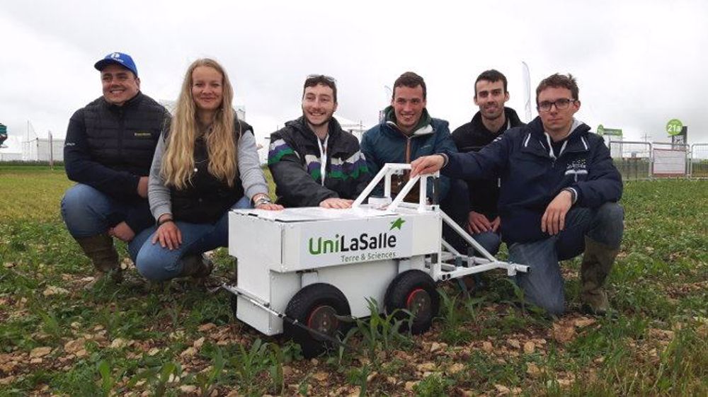 Les étudiants autour d'Unibot leur robot agricole (©Davide Rizzo)