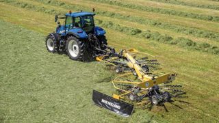 Le dispositif AutoSteer de l'andaineur double rotor repositionne automatiquement le rotor arrière pour ne pas laisser de bandes dans les virages. (©New Holland) Le dispositif AutoSteer de l'andaineur double rotor repositionne automatiquement le rotor arrière pour ne pas laisser de bandes dans les virages. (©New Holland)