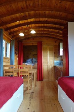 l interieur de la roulotte de damien et nathalie mauger a avaray dans le loir et cher