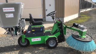 Le nettoyeur à logettes Speed.e Net+ est 100 % électrique et combine un balai et une cuve de paillage sur le même engin. (©ECS SARL) Le nettoyeur à logettes Speed.e Net+ est 100 % électrique et combine un balai et une cuve de paillage sur le même engin. (©ECS SARL)