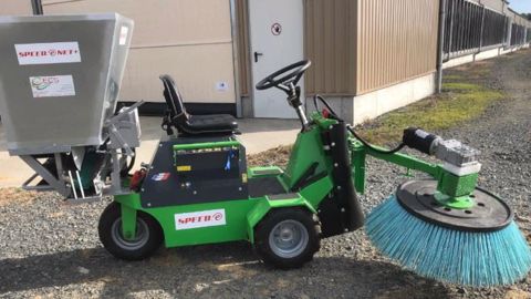 Le nettoyeur à logettes Speed.e Net+ est 100 % électrique et combine un balai et une cuve de paillage sur le même engin. (©ECS SARL) Le nettoyeur à logettes Speed.e Net+ est 100 % électrique et combine un balai et une cuve de paillage sur le même engin. (©ECS SARL)