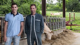 Nicolas et Gilbert Aries du Gaec du Camp de la Salle (31) élèvent des Blondes d'Aquitaine, race dont ils sont fiers. (©Nicolas Mahey) Nicolas et Gilbert Aries du Gaec du Camp de la Salle (31) élèvent des Blondes d'Aquitaine, race dont ils sont fiers. (©Nicolas Mahey)