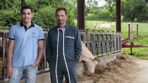 Nicolas et Gilbert Aries du Gaec du Camp de la Salle (31) élèvent des Blondes d'Aquitaine, race dont ils sont fiers. (©Nicolas Mahey) Nicolas et Gilbert Aries du Gaec du Camp de la Salle (31) élèvent des Blondes d'Aquitaine, race dont ils sont fiers. (©Nicolas Mahey)
