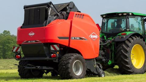 La presse Kuhn VB 7190 annonce jusqu'à 30 t à l'heure en récolte de fourrage. (©Kuhn) La presse Kuhn VB 7190 annonce jusqu'à 30 t à l'heure en récolte de fourrage. (©Kuhn)