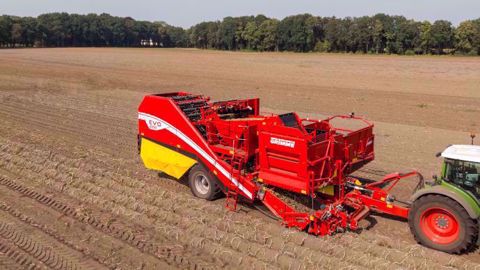 L'arracheuse de pommes de terre Grimme Evo 280 embarque jusqu'à 8 t de récolte dans sa trémie. (©Grimme)