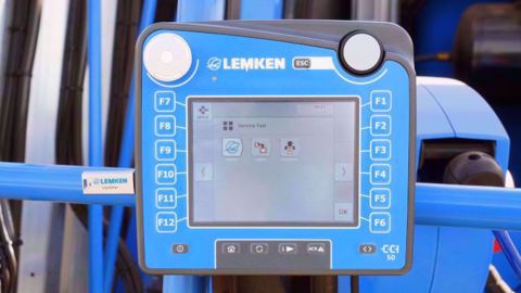 Lemken modernise son SAV grâce à la recherche de pièces par numéro de série et une clé USB de mise à jour. (©Lemken) Lemken modernise son SAV grâce à la recherche de pièces par numéro de série et une clé USB de mise à jour. (©Lemken)