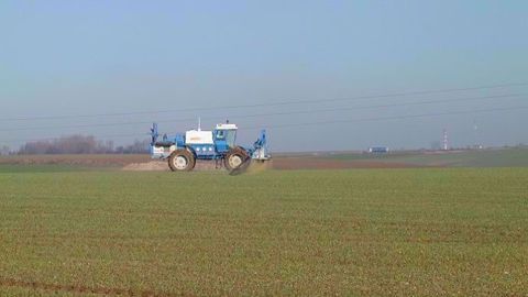 L'État imposera des « zones de non traitement », si  riverains, élus et agriculteurs n'arrivent pas à se mettre d'accord pour établir ensemble des « chartes » territoriales d'épandage. (©GuyotVincent02)