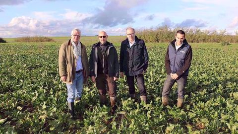De gauche à droite : Ludovic Brasset, directeur commercial de Cristalco, Gilles Roussin, Bruno Labilloy, directeur agricole de Cristal Union et Pierre Lesage, responsable agronomique pour le secteur Sud Bassin Parisien. (©Terre-net Média)