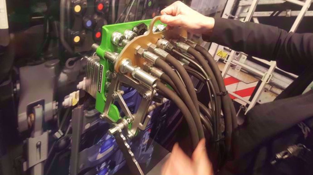 Fliegl regroupe jusqu'à 12 raccords hydrauliques sur une plaque métallique pour tout raccorder en un clin d'oeil. (©Terre-net Média)