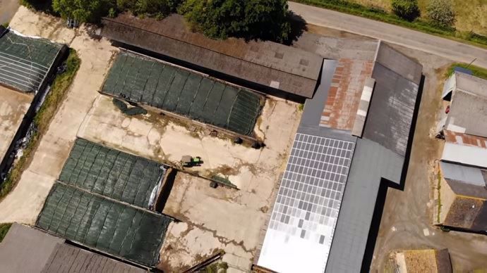 Visiter un bâtiment d'élevage, ça vous tente ? Étienne Fourmont nous présente en vidéo sa stabulation « 4 étoiles », comme il la décrit. Logettes paillées, brasseurs d'air, filet brise-vent, robots, panneaux solaires... : tout y est.