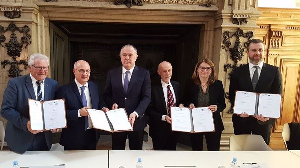Avec Didier Guillaume, les représentants du Crédit mutuel, d'Arkéa, du FEI, du groupe BPCE et du Crédit agricole, ont signé "l'initiative nationale pour l'agriculture française", le nom du dispositif de prise en charge de la garantie de futurs prêts souscrits par des agriculteurs. (©Terre-net Média)