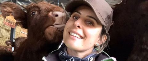 Pauline Garcia, éleveuse de Salers dans le Cantal et comportementaliste animalier
