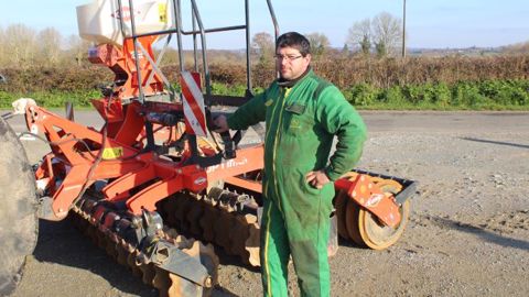 Stéphane Blanchard, salarié de la Cuma, s’occupe de l’entretien de l’Optimer + et du semoir SH.