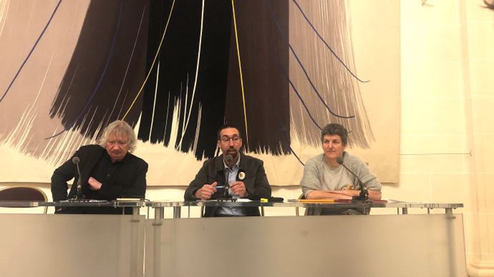 Le sénateur Joël Labbé, Nicolas Girod (porte-parole de la Confédération paysanne) et Véronique Marchesseau (secrétaire générale de la Confédération paysanne) dénoncent une industrialisation grandissante de l'agriculture.