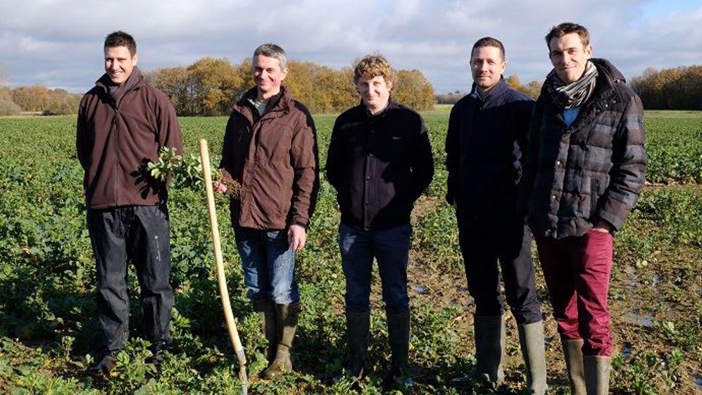De gauche à droite : Mickaël Lomme, David Gourmaud, Jimmy Journaud, ainsi que Pascal Lacroix et Sylvain Coudreuse de BASF qui participent aux essais pour tester des solutions de biocontrôle.