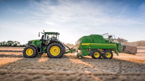 La nouvelle gamme de presses à balles rectangulaires John Deere gagne 15 % de productivité par rapport à l'ancienne version. (©John Deere) La nouvelle gamme de presses à balles rectangulaires John Deere gagne 15 % de productivité par rapport à l'ancienne version. (©John Deere)