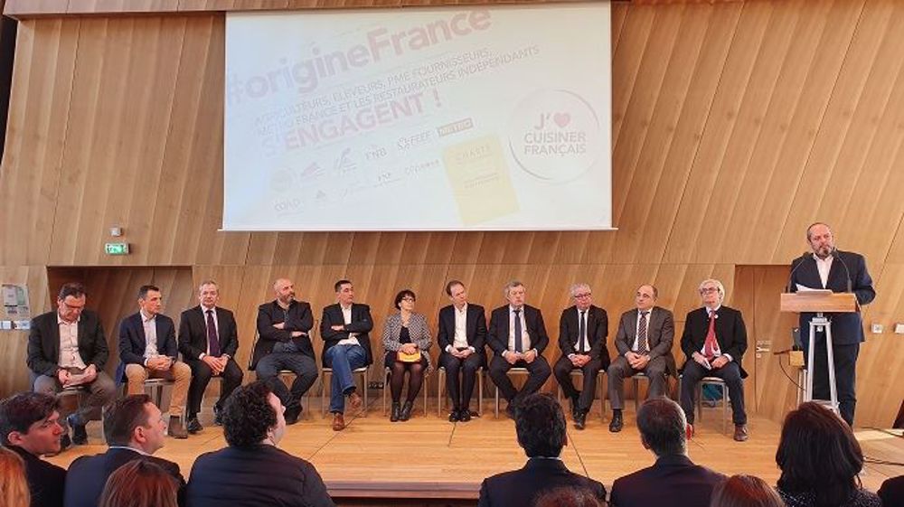 Les 11 signataires de la charte d'engagement pour la valorisation des produits agricoles français dans la restauration indépendante, réunis à Paris mardi 28 janvier 2020. (©Terre-net Média)