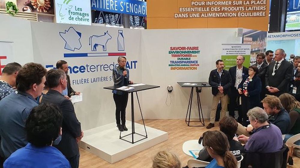 Elisabeth Borne, ministre de la transition écologique, sur le stand de l'interprofession laitière pour faire le point sur la labellisation bas-carbone des exploitations agricoles. (©Terre-net Média)