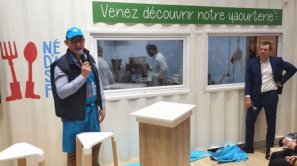 André Bonnard, créateur du projet Né d'une seule ferme, dévoile, avec Thierry Cotillard, le président d'Intermarché, le conteneur yaourterie, lundi 24 février au salon de l'agriculture. (©Terre-net Média)