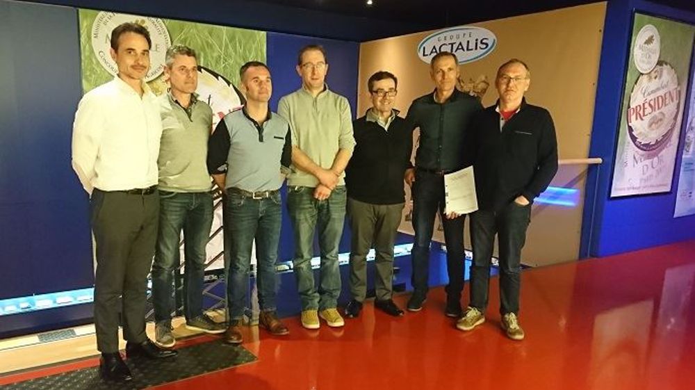 Les représentants des OP FMB Grand Ouest et Normandie ont signé un accord cadre avec Fabien Choiseau, directeur approvisionnement lait France de Lactalis. (©France MilkBoard) Les représentants des OP FMB Grand Ouest et Normandie ont signé un accord cadre avec Fabien Choiseau, directeur approvisionnement lait France de Lactalis. (©France MilkBoard)