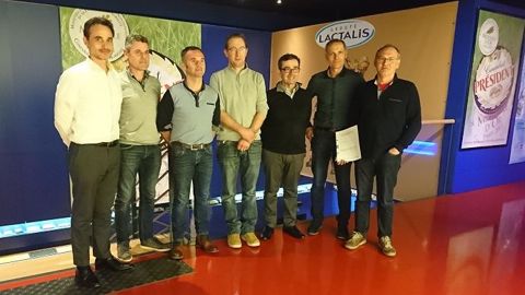 Les représentants des OP FMB Grand Ouest et Normandie ont signé un accord cadre avec Fabien Choiseau, directeur approvisionnement lait France de Lactalis. (©France MilkBoard) Les représentants des OP FMB Grand Ouest et Normandie ont signé un accord cadre avec Fabien Choiseau, directeur approvisionnement lait France de Lactalis. (©France MilkBoard)