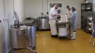 Les producteurs laitiers fermiers enregistrent d'importantes pertes à cause du covid-19. « Beaucoup d'exploitants seront privés de revenus et certaines structures sont en péril », alerte l'ANPLF. (©Terre-net Média) Les producteurs laitiers fermiers enregistrent d'importantes pertes à cause du covid-19. « Beaucoup d'exploitants seront privés de revenus et certaines structures sont en péril », alerte l'ANPLF. (©Terre-net Média)