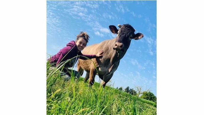 amandine berguer jeune femme passionnee de concours bovins de race bazadaise et jersiaise