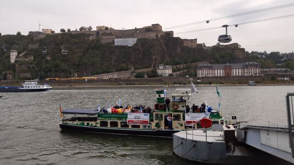 Les producteurs de l'EMB sont venus manifester en bateau pour défendre la durabilité de l'élevage laitier européen. (©EMB)
