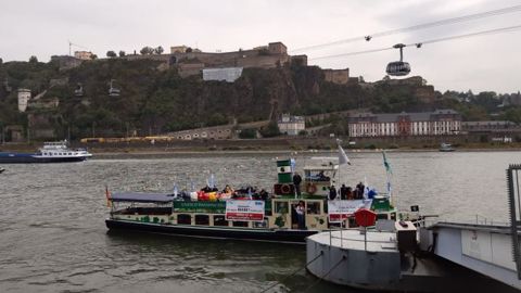 Les producteurs de l'EMB sont venus manifester en bateau pour défendre la durabilité de l'élevage laitier européen. (©EMB) Les producteurs de l'EMB sont venus manifester en bateau pour défendre la durabilité de l'élevage laitier européen. (©EMB)
