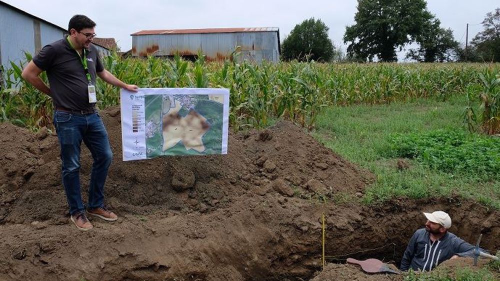 À partir du zonage des champs en fonction des mesures de conductivité électrique, plusieurs endroits sont ciblés en concertation avec l'agriculteur par l'ouverture de fosses pédologiques. (©Nathalie Tiers)